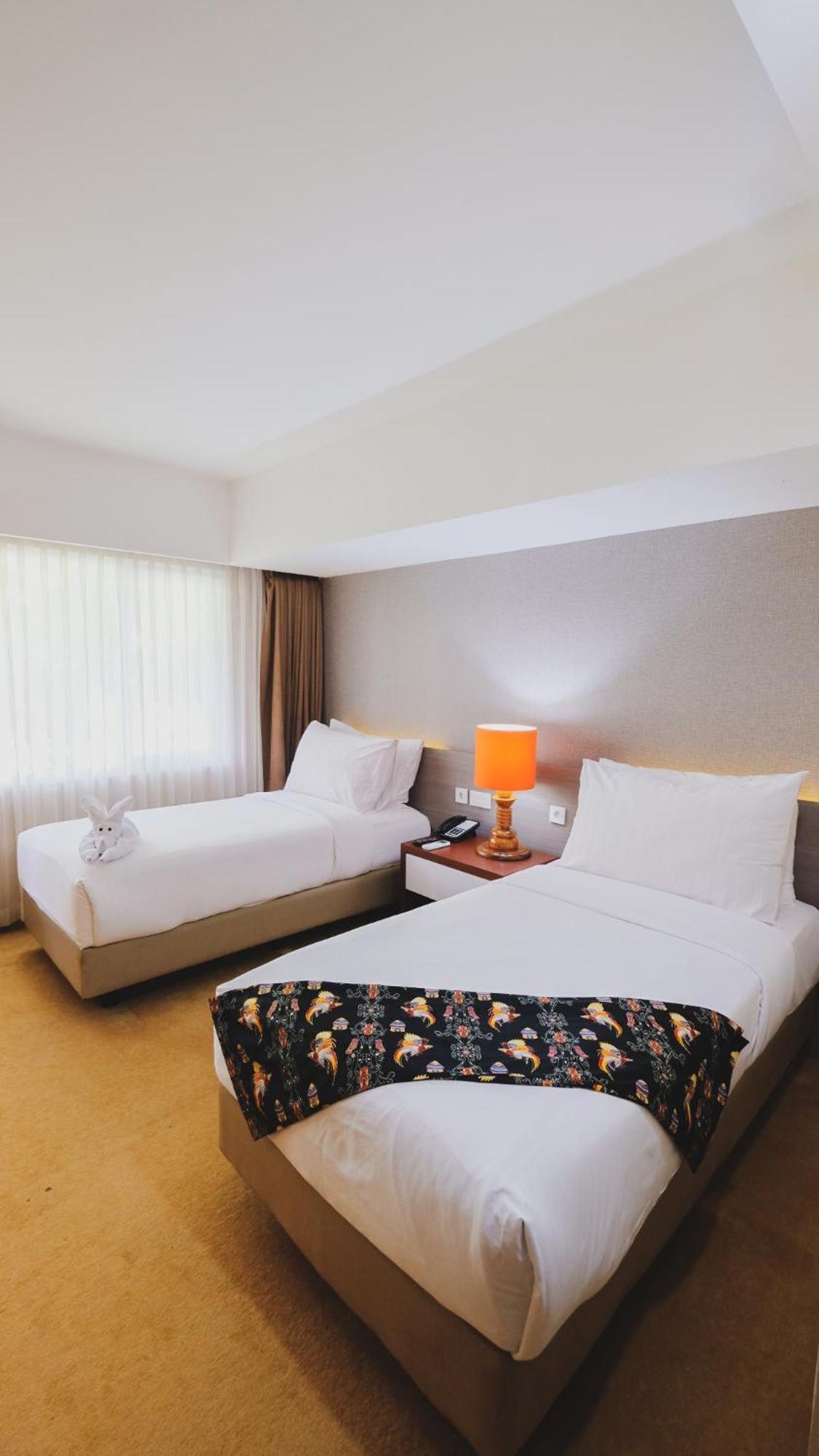 Hotel Suni Sentani - Managed By East Season Джаяпура Екстериор снимка