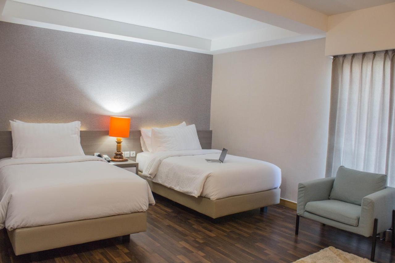 Hotel Suni Sentani - Managed By East Season Джаяпура Екстериор снимка