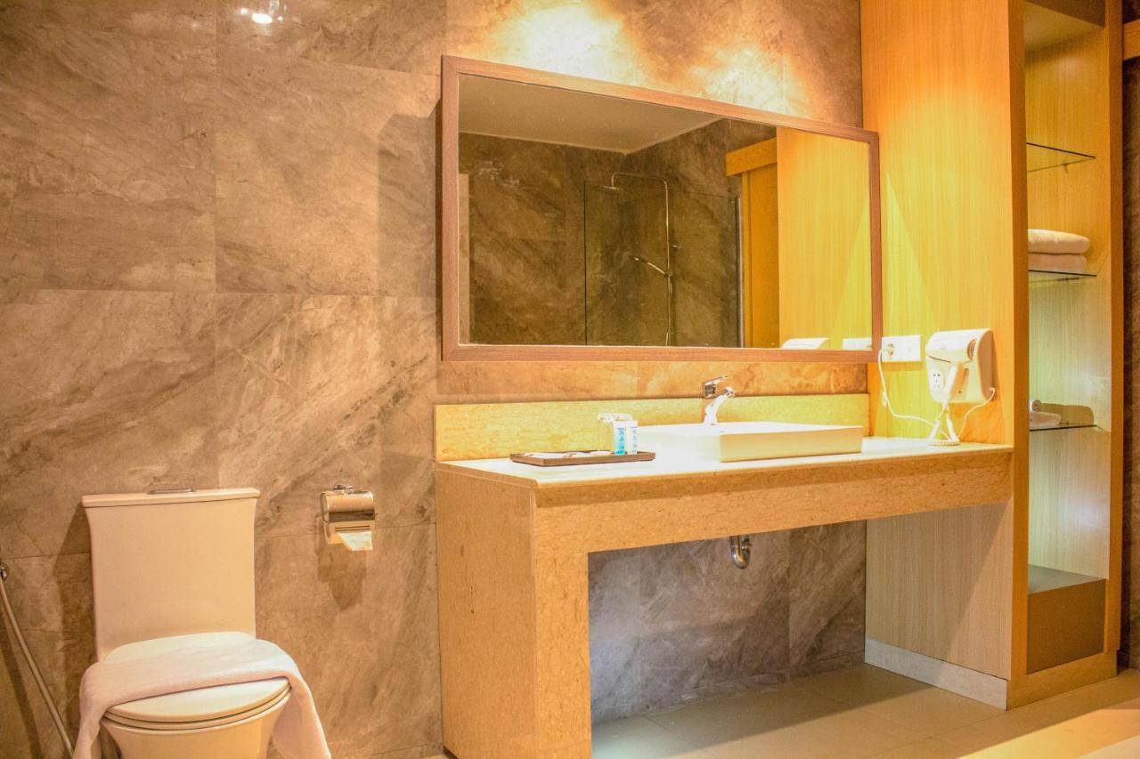 Hotel Suni Sentani - Managed By East Season Джаяпура Екстериор снимка